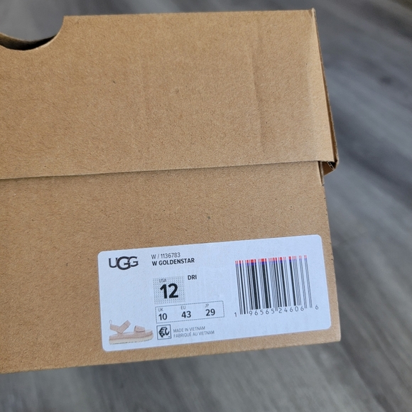 UGG  Goldenstar Platform Sandal - Picture 10 of 10